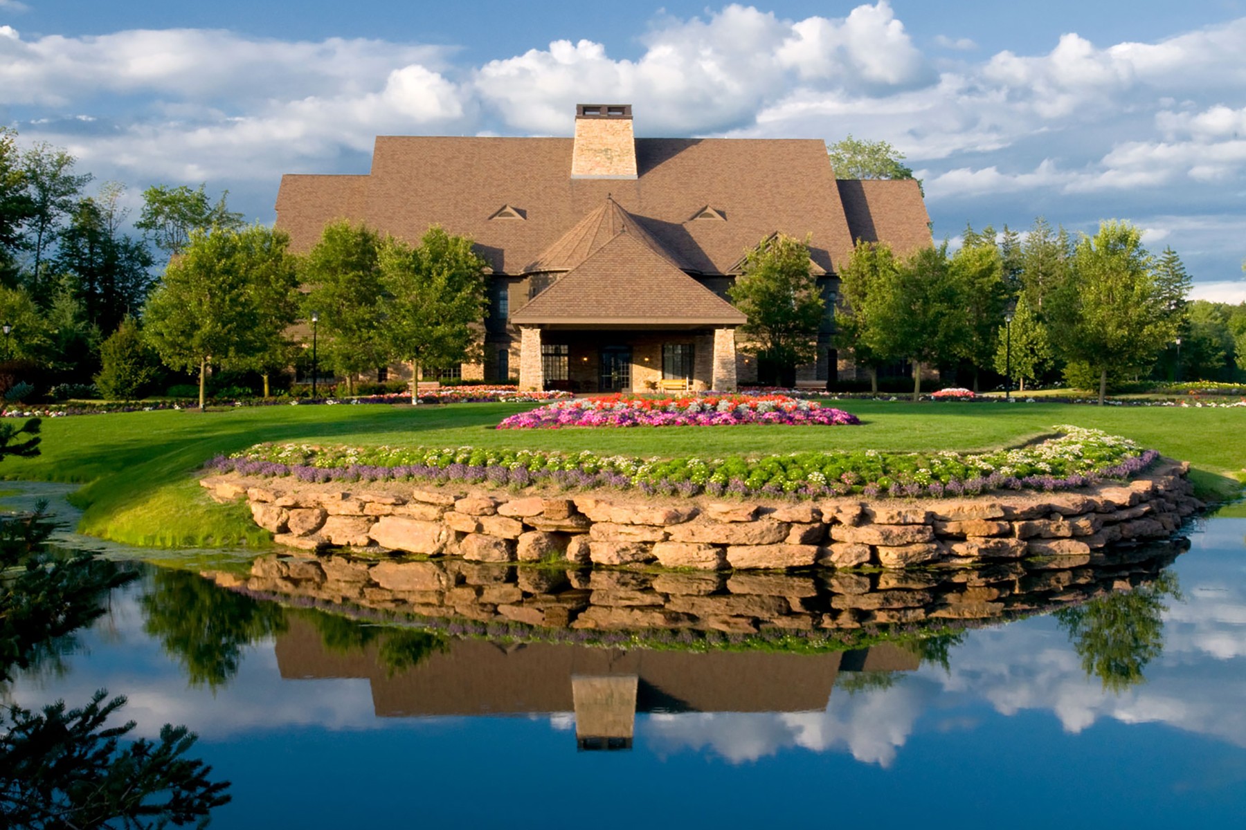 1484345775golf-shenendoah-clubhouse